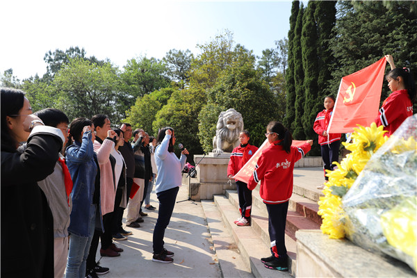 参观烈士陵园(小图) 参观烈士陵园(小图)